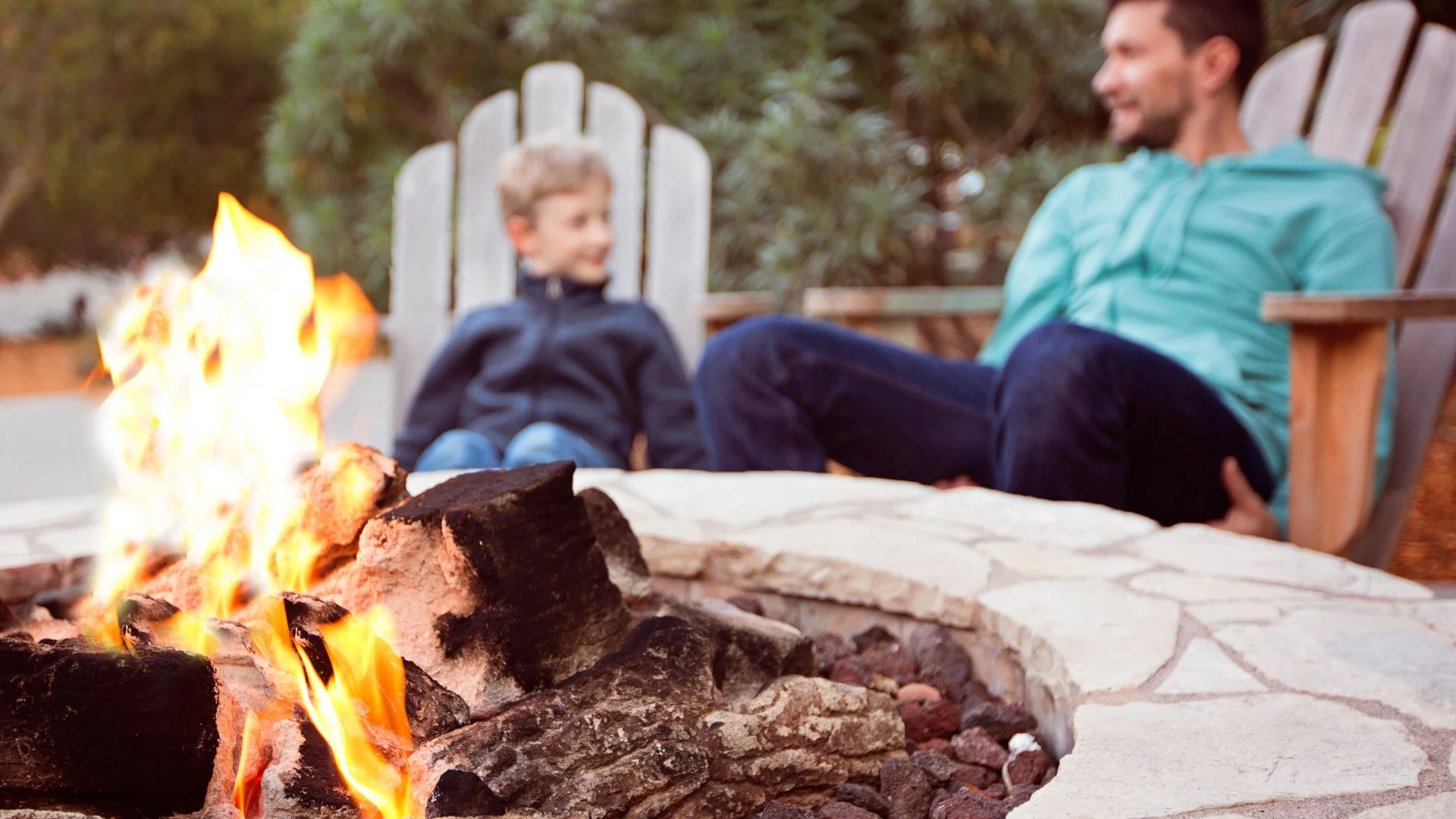 Fire Pits vs Outdoor Fireplaces - Which of These Options Is Right for You?