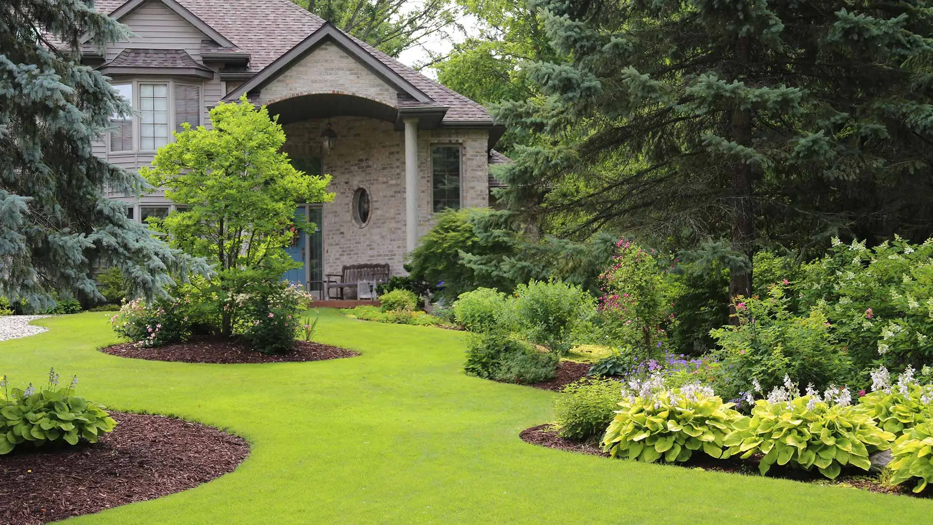 How to Keep Your Lawn in Tip-Top Shape Year-Round